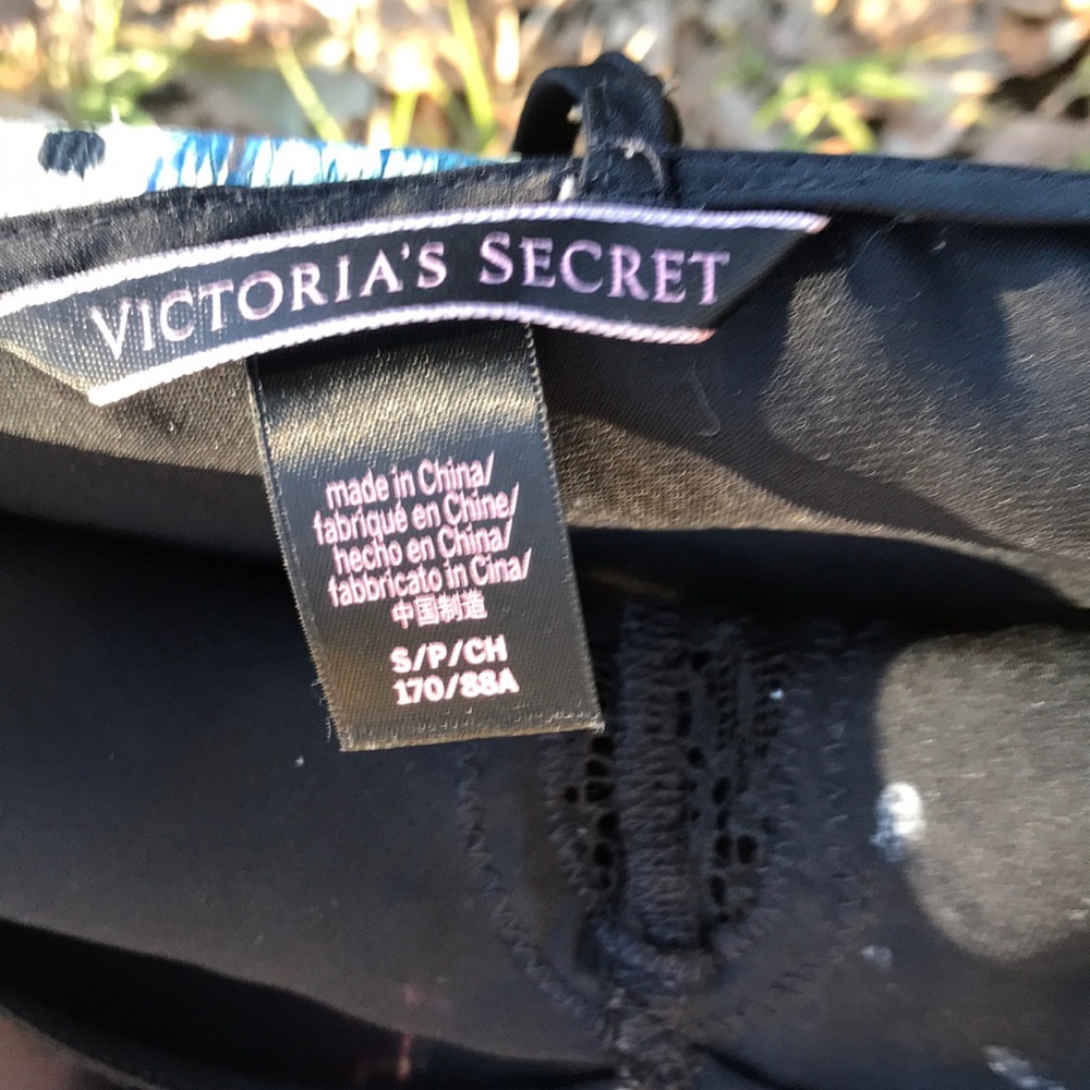Victoria’s Secret negligee black with gorgeous 🌺 gorgeous flowers sexy lace